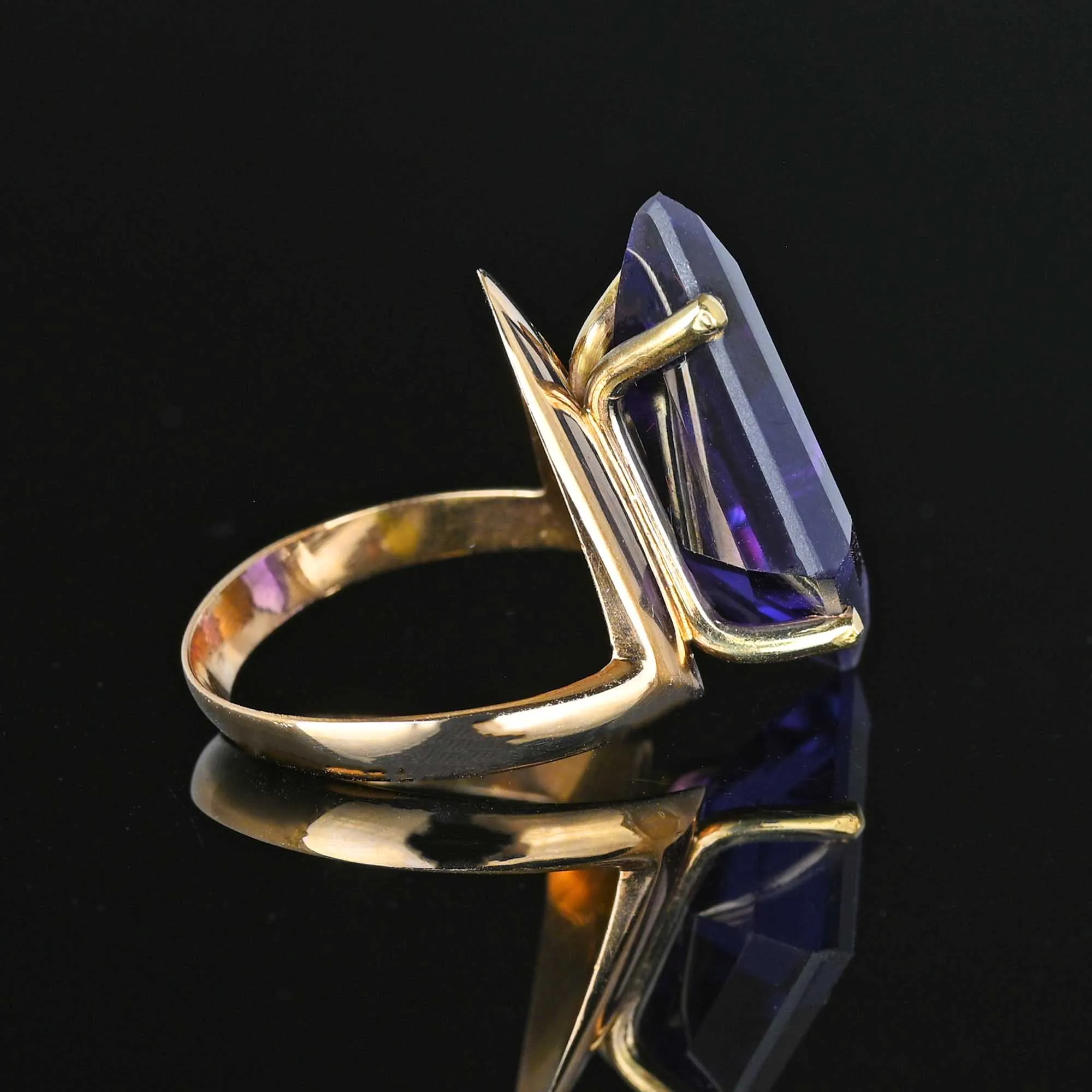 14K Gold Chevron Kite Color Change Sapphire Ring