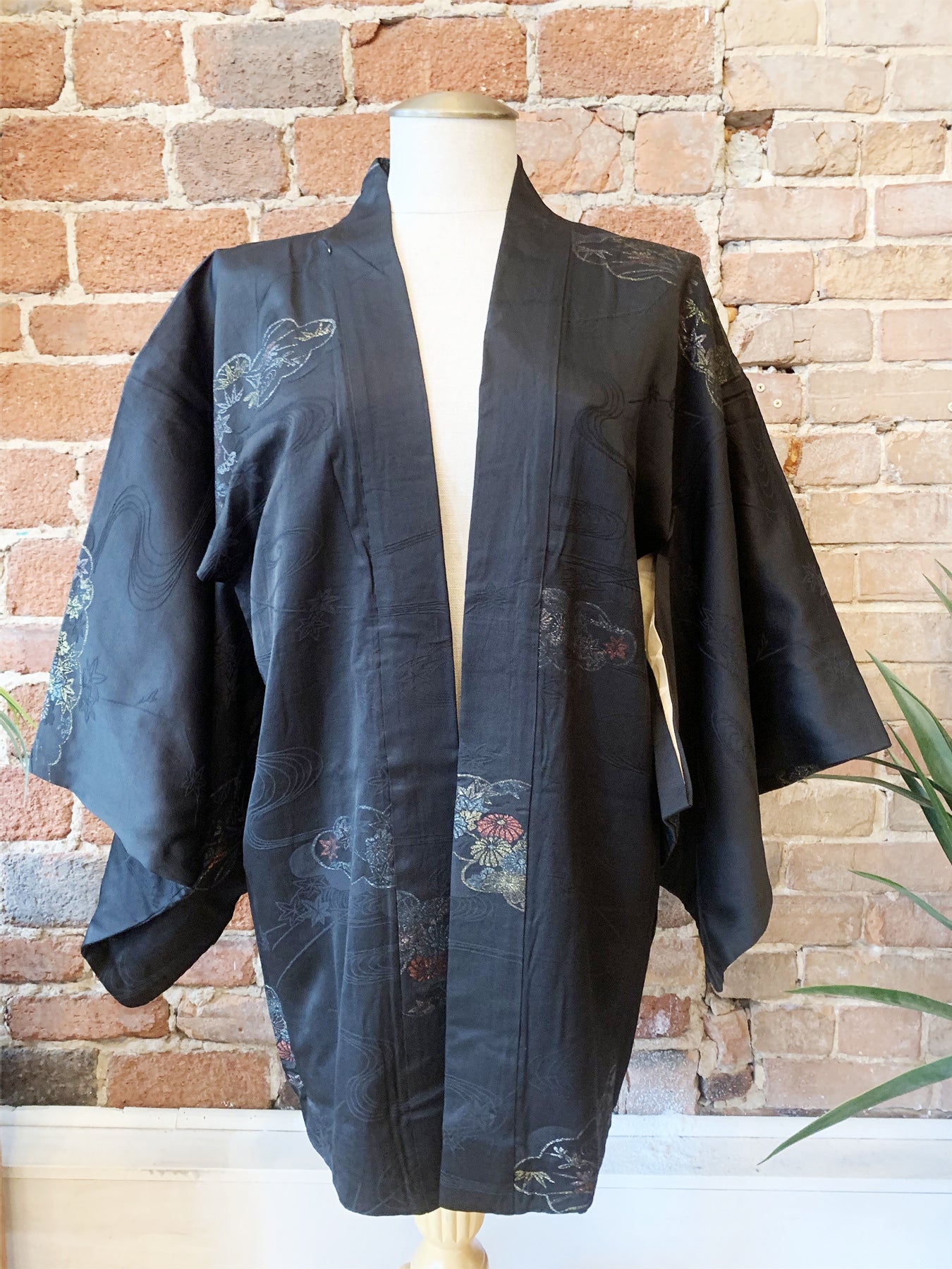 New Arrival ! Vintage Haori/Kimono Black Floral 1950s