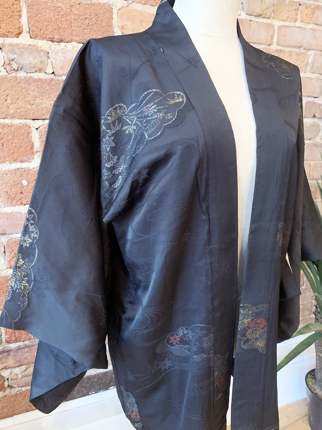 New Arrival ! Vintage Haori/Kimono Black Floral 1950s