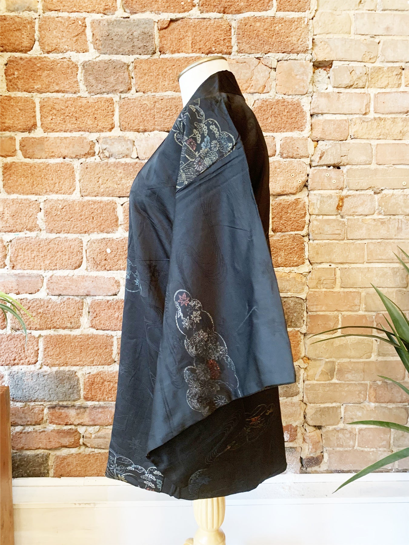 New Arrival ! Vintage Haori/Kimono Black Floral 1950s