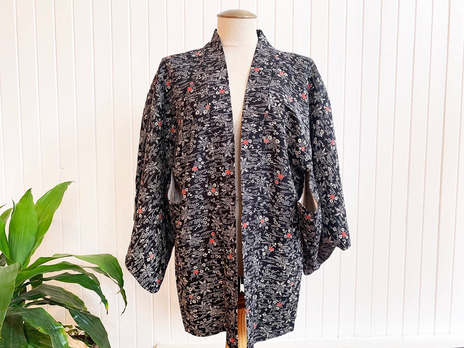 New Arrival ! Vintage Haori/Kimono Black Floral 1960s